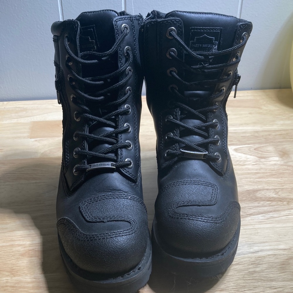 Women’s riding boots with toe protection
